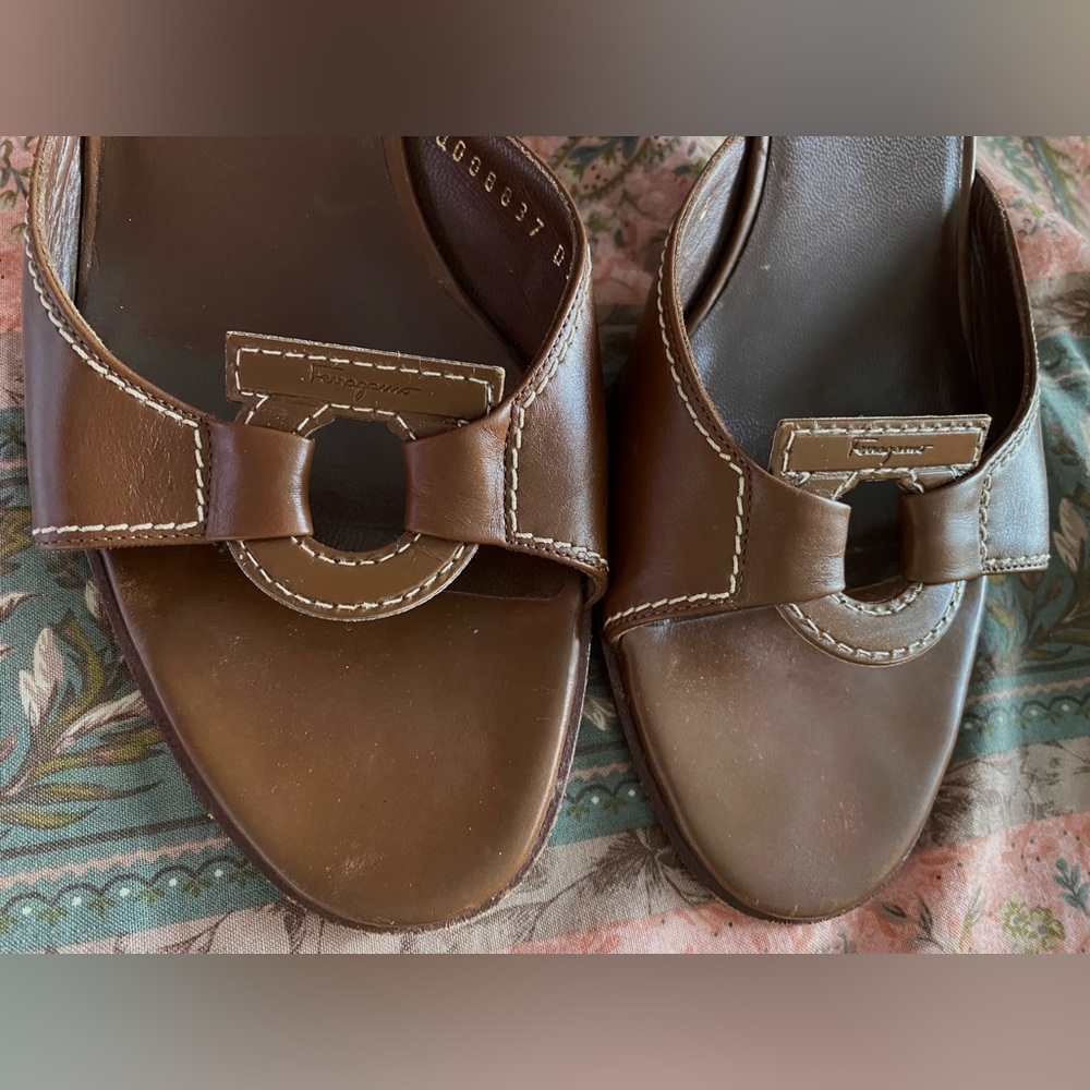 Ferragamo Chocolate Brown 2.25 inch Sandals. Size 8B, Made in Italy. Stunning - Picture 2 of 16
